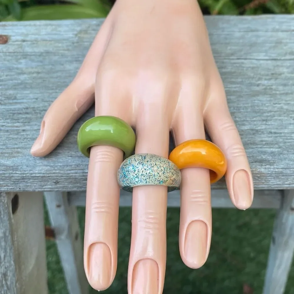 NWT New Urban Outfitters UO 3 Piece Acrylic Ring Set. Size 6 Y2K Retro Mod Squad
